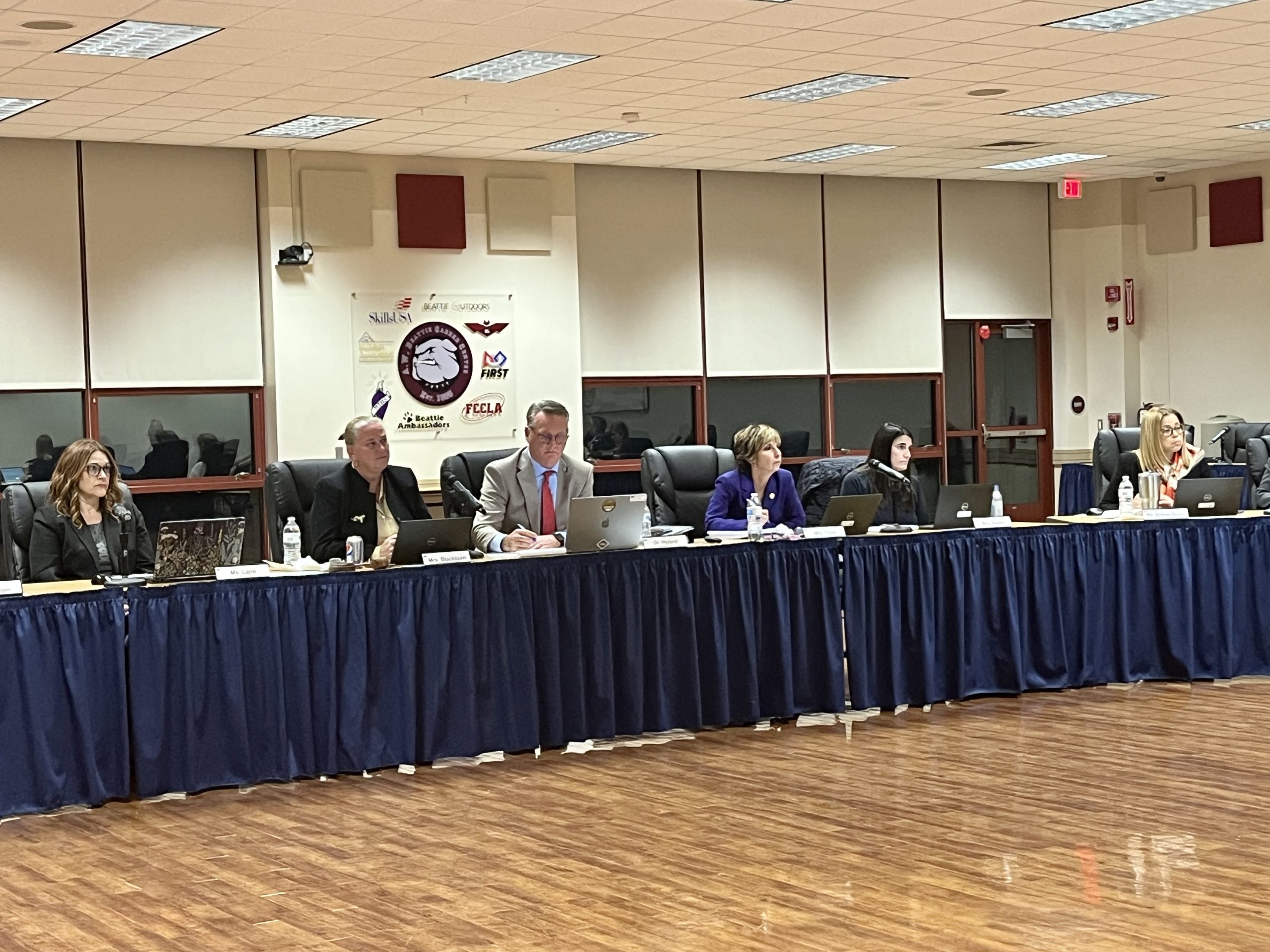 North Allegheny school board divided on new police force